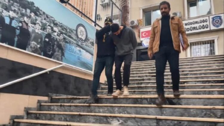 Park Halindeki Otomobili İçinde Bekleyen Kişiyle Gasbeden 2 Şüpheli Yakalandı