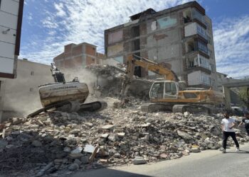 Avcılar’da Bir Binanın Balkonlarında Yan Duvar Olarak Bitişik Binanın Duvarı Kullanılmış