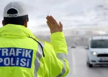 Zeytinburnu’nda Trafiği Tehlikeye Düşüren 2 Sürücüye Para Cezası Verildi