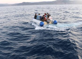 Çanakkale’de 16 Düzensiz Göçmen ve 2 Göçmen Kaçakçılığı Şüphelisi Yakalandı