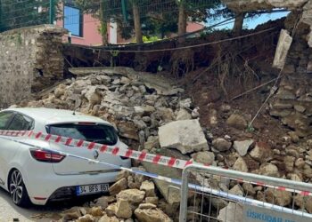 Üsküdar’da İstinat Duvarının Çökmesi Sonucu 2 Otomobil Hasar Gördü