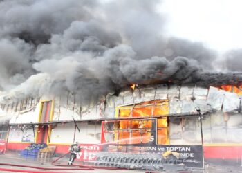 Kocaeli’de Market Deposunda Çıkan Yangına Müdahale Ediliyor