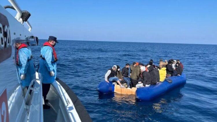 Kuzey Ege’de Geri İtilen Lastik Bottaki 17 Kişi Kurtarıldı