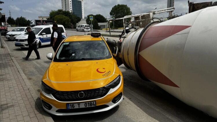 Beton Mikseri Dönel Kavşakta Taksinin Üzerine Devrildi