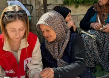 Kızılay Gönüllüleri Köylerde Kadınlara Destek Oluyor