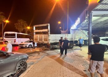 Antalya’da Bir Kamyon Park Halindeki Araçlara Çarptı