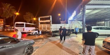 Antalya’da Bir Kamyon Park Halindeki Araçlara Çarptı