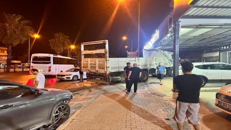 Antalya’da Bir Kamyon Park Halindeki Araçlara Çarptı
