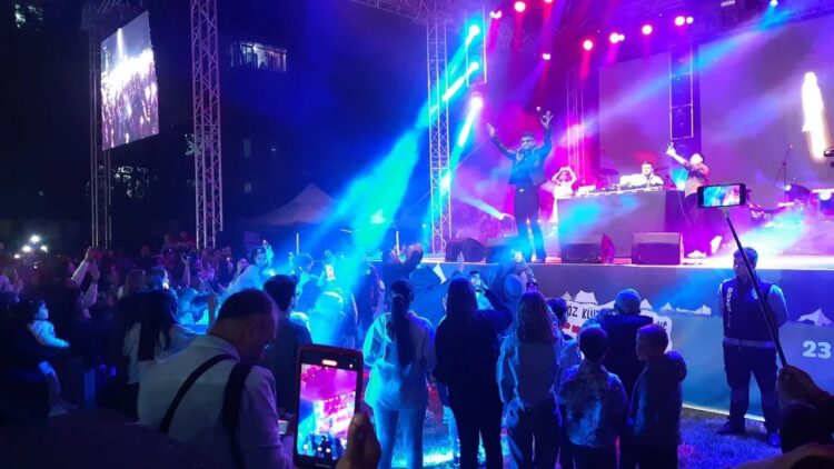 Karagöz Kültür Sanat ve Kakava Festivalinde Reynmen ve Buray Şov