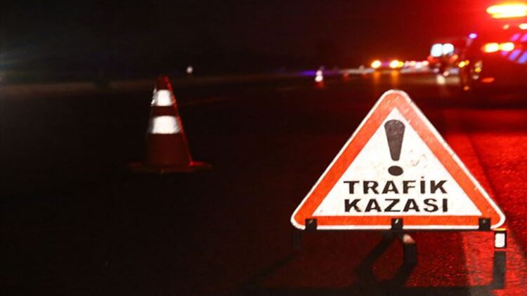 Otomobil Devrilince İçinde Bulunan 5 Kişi Yaralandı