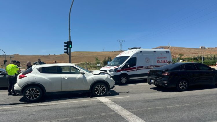 Kırıkkale’de 2 Otomobil Çarpıştı