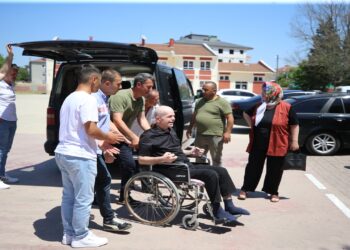 Büyükkarıştıran’da Yenilenen Seçim: Tekerlekli Sandalyesiyle Oy Kullanmaya Geldi