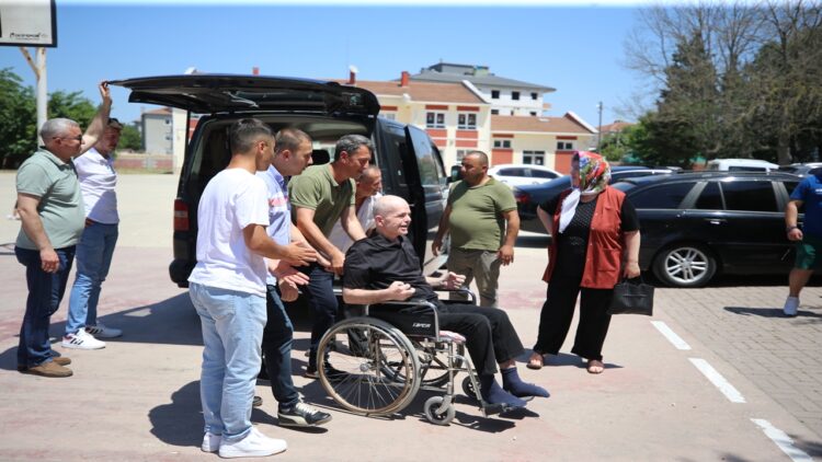 Büyükkarıştıran’da Yenilenen Seçim: Tekerlekli Sandalyesiyle Oy Kullanmaya Geldi