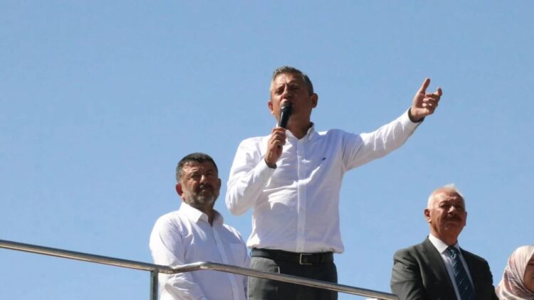 Özgür Özel Malatya’da Depremzede Aileleri Ziyaret Etti