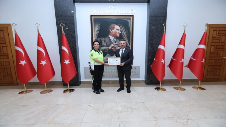 Polis Memuru Nihal Uzpeder’e Ödül Vali Aksoy’dan Geldi