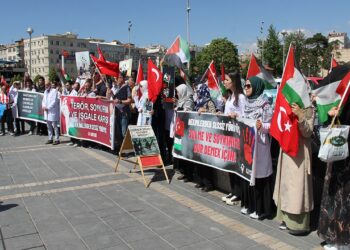 Sağlık Çalışanları İsrail’i Protesto Etti