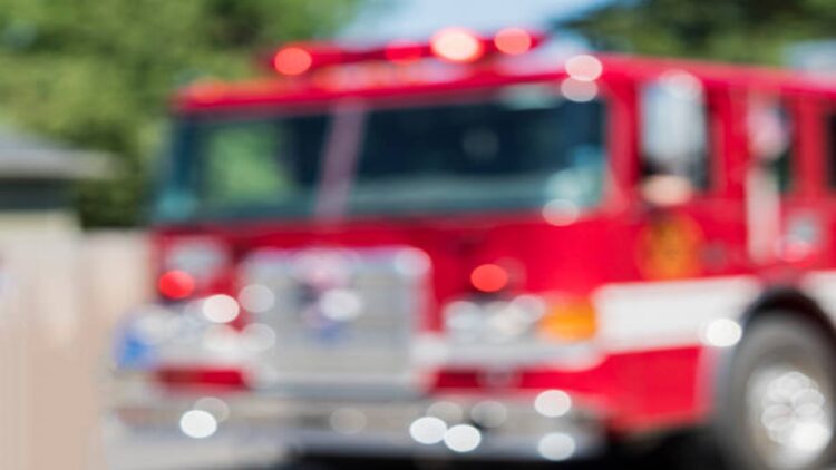 3 Katlı Binanın En Üst Katında Çıkan Yangın Söndürüldü