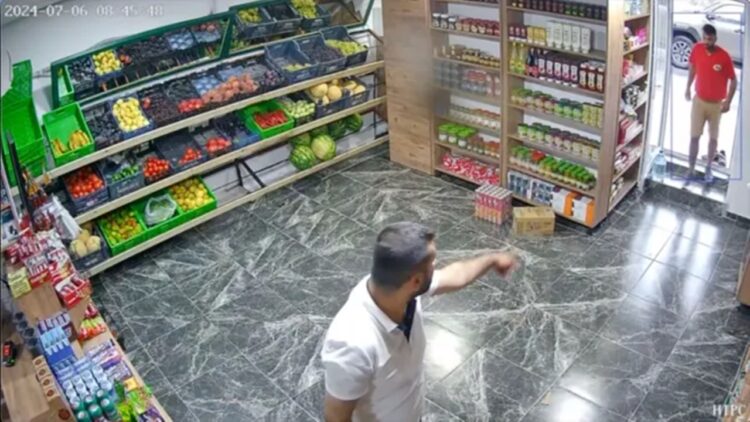 İşçi Ayakkabılarını Çıkartarak Markete Girdi