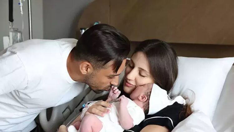 Fenerbahçe Kaptanı İrfan Can Kahveci İkinci Çocuğunu Kucakladı