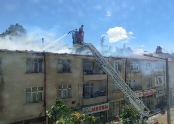 Karaman’da Bir Binanın Çatısında Yangın Çıktı
