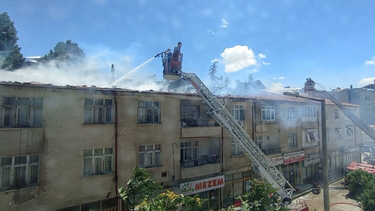 Karaman’da Bir Binanın Çatısında Yangın Çıktı