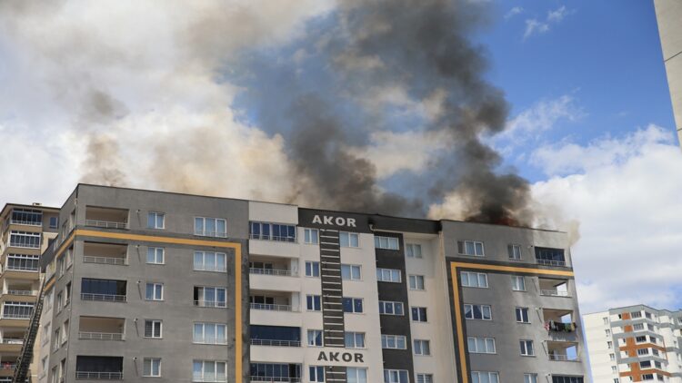 Kayseri’de Bir Apartmanın Çatısında Yangın Çıktı