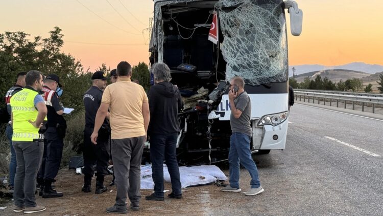 Afyonkarahisar’da Otobüs ile Kamyon Çarpıştı: 1 Ölü, 38 Yaralı