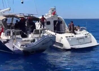 İzmir’de Tekneyle Kaçmaya Çalışan 8 FETÖ Üyesi Yakalandı