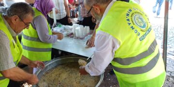 Konya’da Vatandaşlara Aşure Dağıtıldı