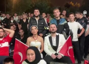 Düzce’de Bir Çift Düğünlerini Erken Bitirerek Hollanda-Türkiye Maçını İzledi