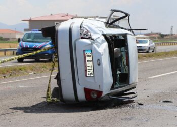 Otomobil Devrildi: 2 Ölü, 2 Yaralı