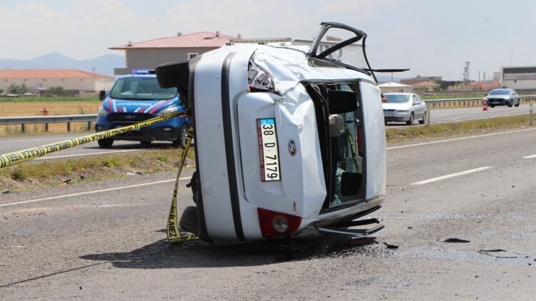 Otomobil Devrildi: 2 Ölü, 2 Yaralı