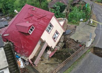 Giresun Sağanağa Teslim Oldu: 1 Ev Yan Yattı, İş Yerlerini Su Bastı