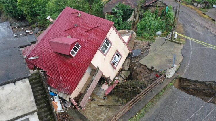 Giresun Sağanağa Teslim Oldu: 1 Ev Yan Yattı, İş Yerlerini Su Bastı