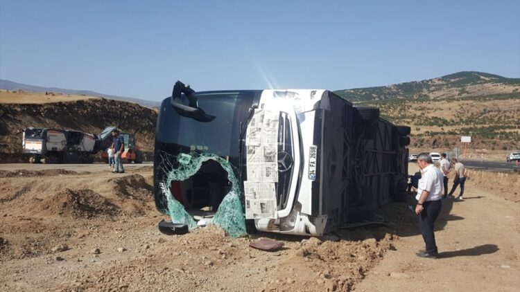 Bingöl’de Yolcu Otobüsü Devrildi