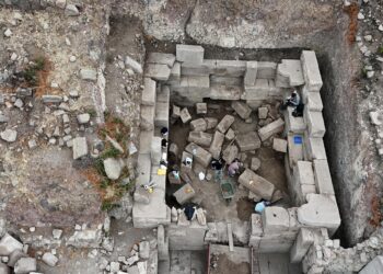 Assos’ta 2200 yıllık mozaik ve 1800 yıllık anıt mezar bulundu haberi