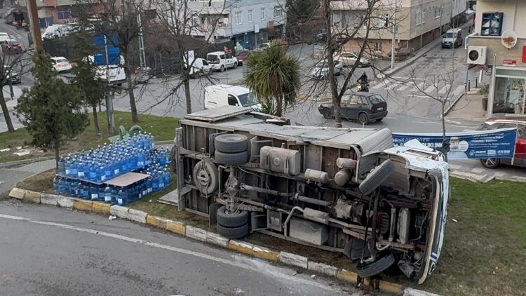 Ataşehir’de virajı alamayan damacana su yüklü kamyon devrildi haberi