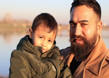 Azerbaycanlı ressam, kas hastası 4 yaşındaki Yakup’un dev portresini resmetti