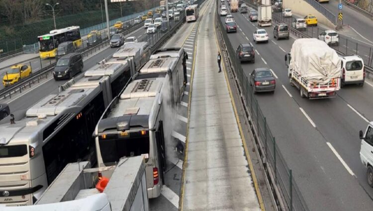 Bahçelievler’de arka kısmından duman çıkan metrobüs tahliye edildi haberi