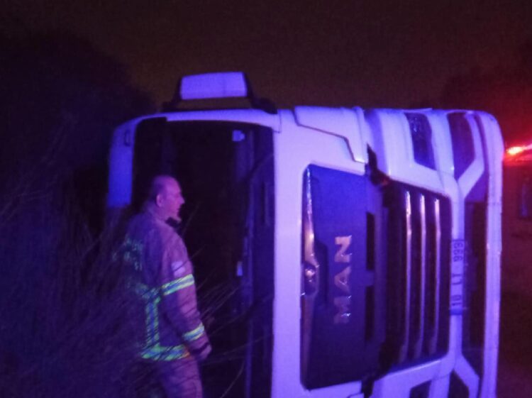 Balıkesir’de devrilen kamyonun sürücüsü yaralandı