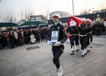 Bebeğine anne sütü götürürken kazada ölen polis memurunun eşi kızıyla hayata tutunuyor haberi