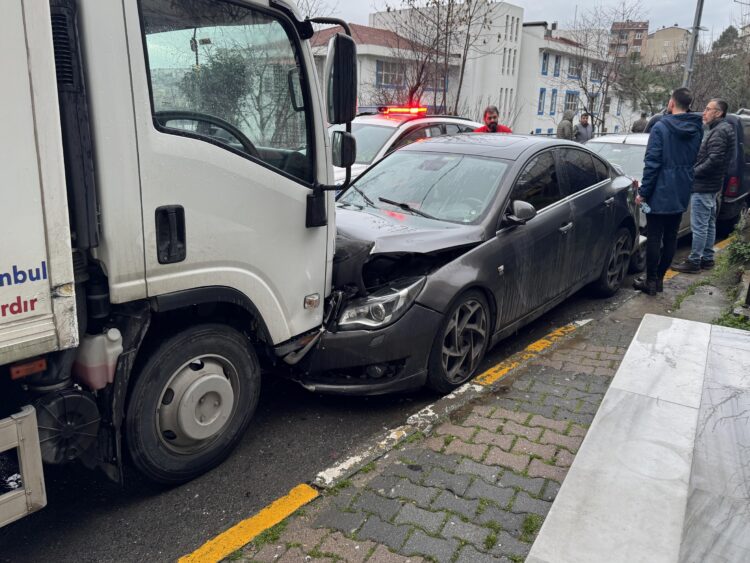 Beyoğlu’nda zincirleme kazaya neden olan kamyonetin sürücüsü kaçtı