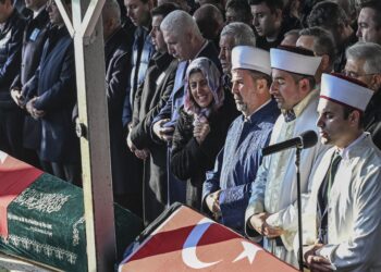 Bolu’daki otel yangınında yaşamını yitiren Güngör ailesi son yolculuğuna uğurlandı haberi