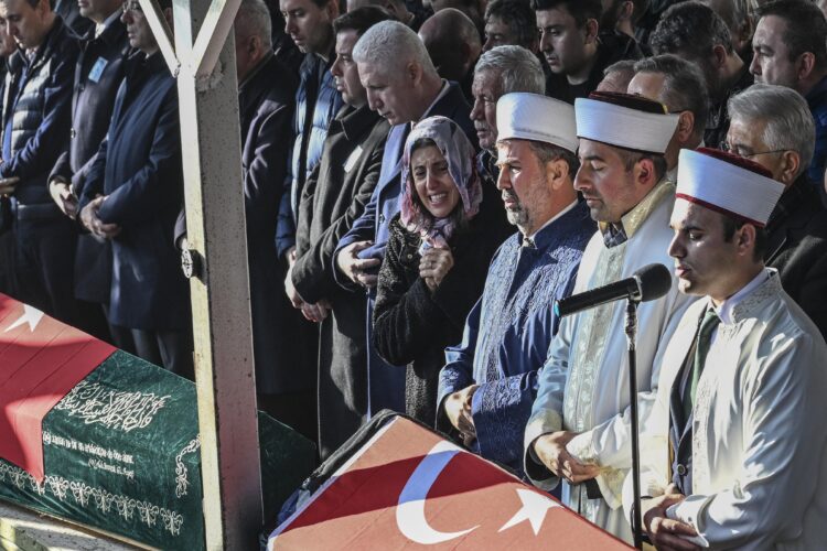 Bolu’daki otel yangınında yaşamını yitiren Güngör ailesi son yolculuğuna uğurlandı haberi