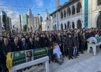 Bolu’daki yangında yaşamını yitiren Boduroğlu ailesinin üç ferdi İstanbul’da toprağa verildi haberi