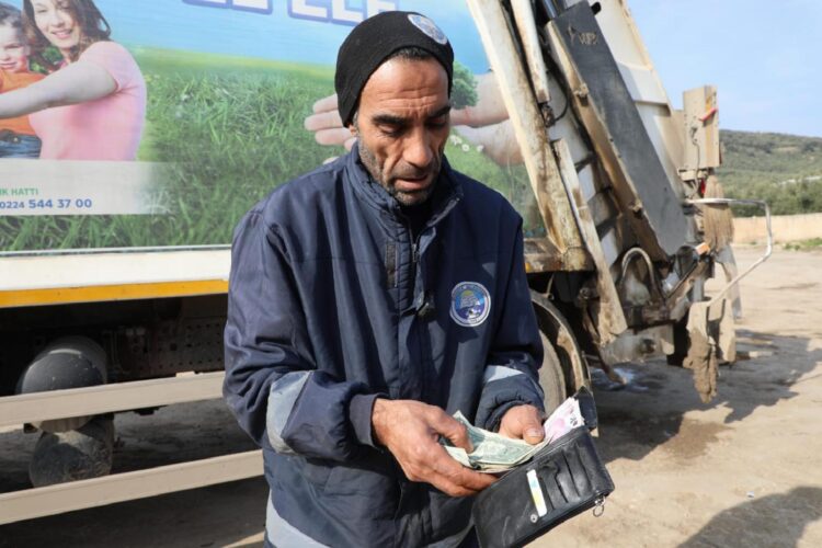Bursa’da temizlik işçisinin bulduğu cüzdan sahibine teslim edildi haberi