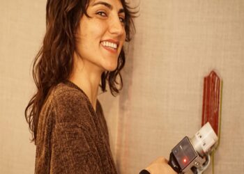 Çanakkaleli tasarımcı, çağdaş ve geleneksel sanatı ipliğin renkli dünyasıyla buluşturuyor haberi