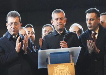 CHP Genel Başkanı Özel, Beşiktaş Belediyesi önünde konuştu: