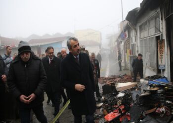 Edirne Valisi Sezer, yangında zarar gören iş yerlerini ziyaret etti haberi