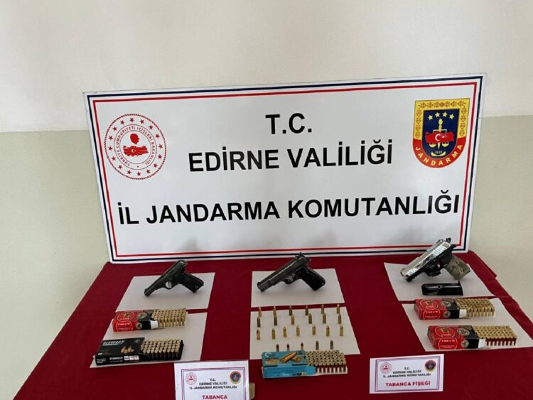 Edirne’de evinde 3 ruhsatsız tabanca bulunan şüpheli gözaltına alındı haberi